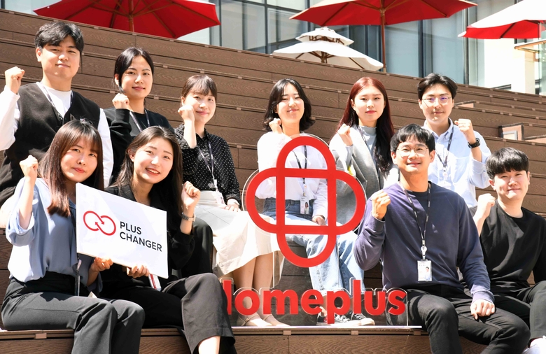 ‘플러스 체인저’가 10일 서울 등촌동 소재 홈플러스 본사 중앙정원에서 파이팅을 외치는 모습. 사진ㅣ홈플러스
