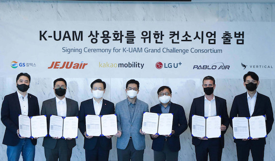 지난 10일, 서울 강서구 LG사이언스파크에서 진행한 업무협약식에 각 사 관계자들이 참석해 기념사진을 촬영하고 있다. 사진│카카오모빌리티