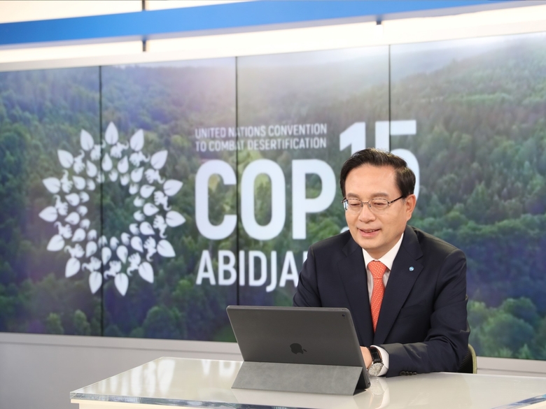 손태승 우리금융그룹 회장이 지난 10일 코트디부아르 아비장에서 열린 유엔사막화협약(UNCCD) 당사국총회(COP15)의 'Business for Land' 출범에 비대면으로 참여하고 있다. 사진|우리은행