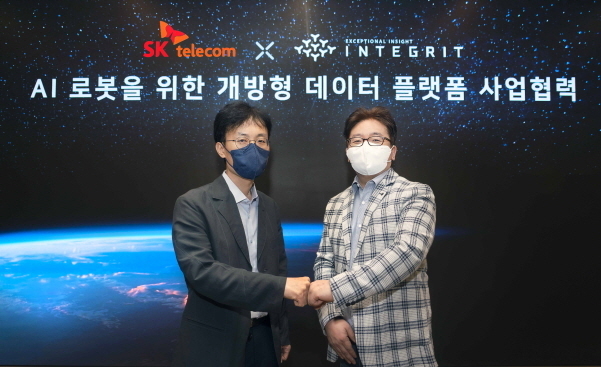 최낙훈 SK텔레콤 스마트팩토리CO담당(좌측)과 이창석 인티그리트 사장이 12일 서울 을지로 SK텔레콤 사옥에서 열린 협약식에서 기념 촬영 하고있는 모습. 사진│SK텔레콤