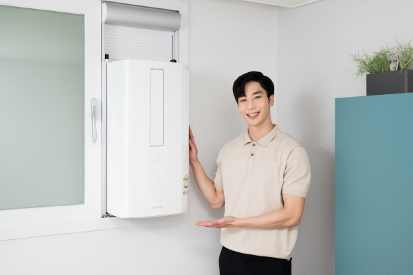 삼성전자의 2022년형 창문형 에어컨 '윈도우핏(Window Fit)'을 남성 모델이 소개하고 있는 모습. 사진│삼성전자
