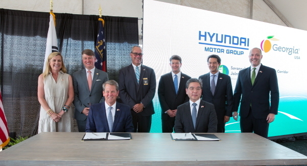 조지아주 브라이언 켐프(Brian Kemp) 주지사(앞줄 왼쪽), 현대자동차 장재훈 사장(앞줄 오른쪽)을 비롯한 관계자들이 투자협약 후 기념촬영하는 모습. 사진│현대차그룹