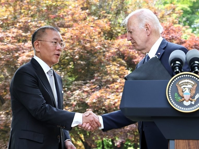 정의선 현대자동차그룹 회장(사진 왼쪽)과 바이든 미국 대통령(사진 오른쪽)이 발표 이후 악수를 나누고 있다. 사진ㅣ연합뉴스