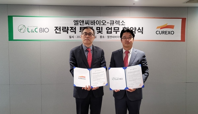 왼쪽부터 이재준 큐렉소 대표, 이환철 엘앤씨바이오 대표. 사진ㅣ큐렉소