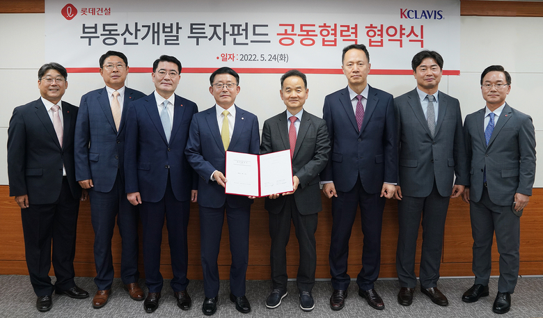 하석주 롯데건설 대표이사(왼쪽 네번째)와 구재상 케이클라비스 회장(오른쪽 네번째) 등 양 측 주요 관계자들이 협약 이후 사진촬영에 임하고 있다. 사진ㅣ롯데건설