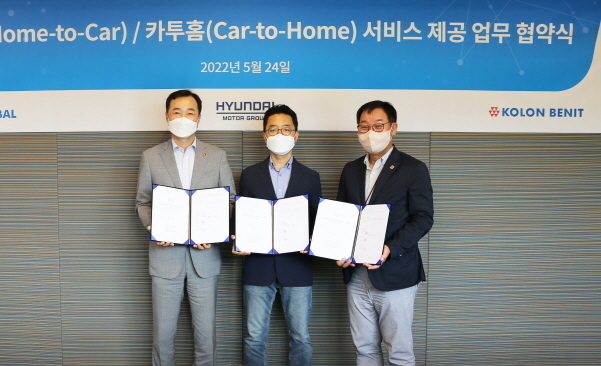사진 왼쪽부터 코오롱글로벌 하춘식 상무, 현대기아차 권해영 상무, 코오롱베니트 안진수 상무가 참석한 가운데 25일 ‘홈투카(Home to Car) ‧ 카투홈(Car to Home) 서비스’ 제공을 위한 협약을 맺었다. 사진│코오롱글로벌