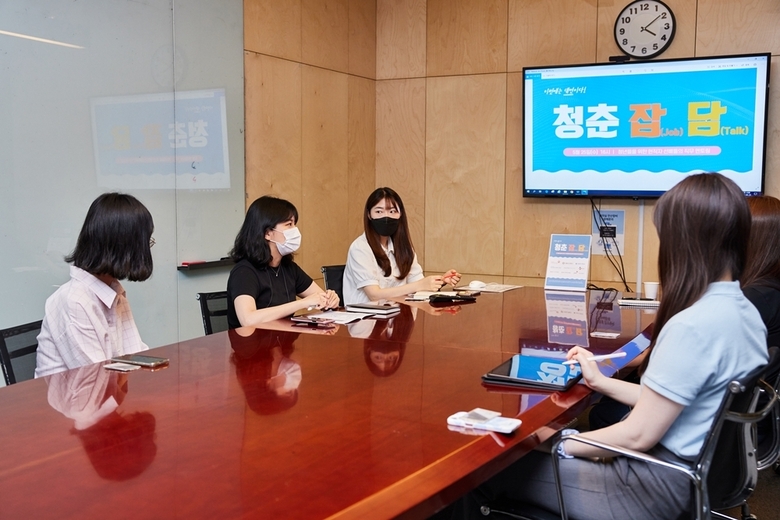 HDC현대산업개발 직원이 ‘청춘잡(job)담(talk)’ 프로그램에 참여한 청년들에게 직무 멘토링을 하고 있는 모습. 사진ㅣHDC현대산업개발