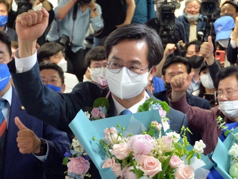 김동연 경기도지사 당선인이 당선 확정 이후 지지자들과 함께 환호하고 있다. 사진ㅣ연합뉴스