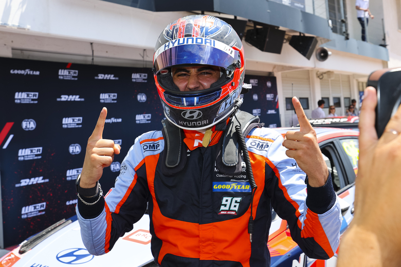 미켈 아즈코나(BRC 현대 N 스쿼드라 코르세팀 소속) 선수가 ‘2022 WTCR’ 헝가리 대회에서 우승을 차지하고 기뻐하고 있는 모습. 사진ㅣ현대자동차