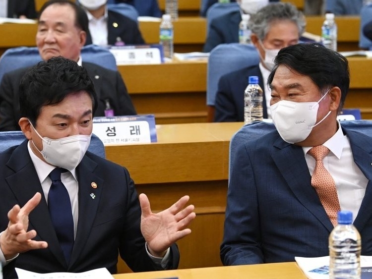 원희룡 국토교통부 장관(사진 왼쪽)과 박재홍 대한주택건설협회 회장(사진 오른쪽)이 토론회에 참석해 이야기를 나누고 있다. 사진ㅣ연합뉴스