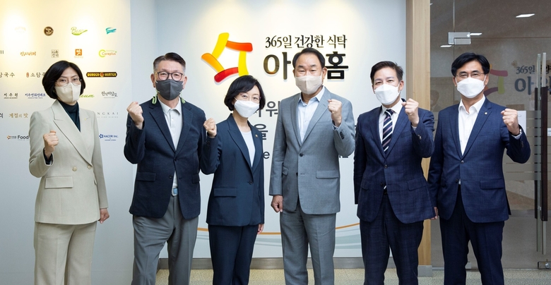 15일 아워홈 안산공장에서 오유경 식약처장(왼쪽 세번째), 아워홈 김태준 사장(네번째) 등 관계자가 기념촬영을 하고 있는 모습. 사진ㅣ아워홈