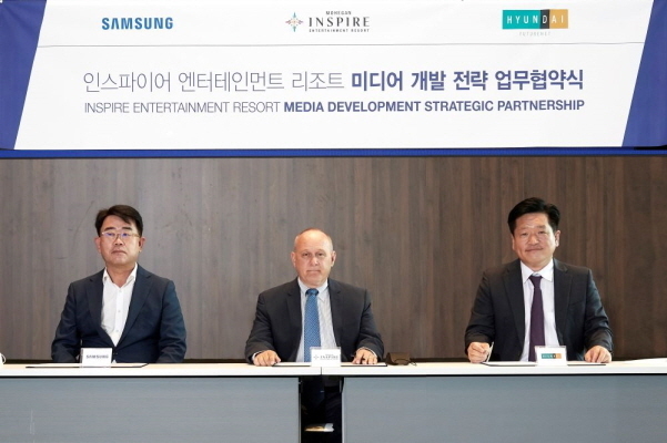 사진 왼쪽부터 오치오 삼성전자 한국총괄 부사장, 레이 피놀트(Ray Pineault) 모히건 대표, 류성택 현대퓨처넷 대표. 사진|삼성전자