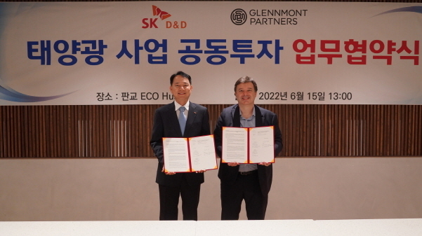 왼쪽부터 SK디앤디 김해중 에너지솔루션본부 본부장과 글렌몬트파트너스 파비엔 다볼라 아시아퍼시픽 총괄. 사진|SK디앤디