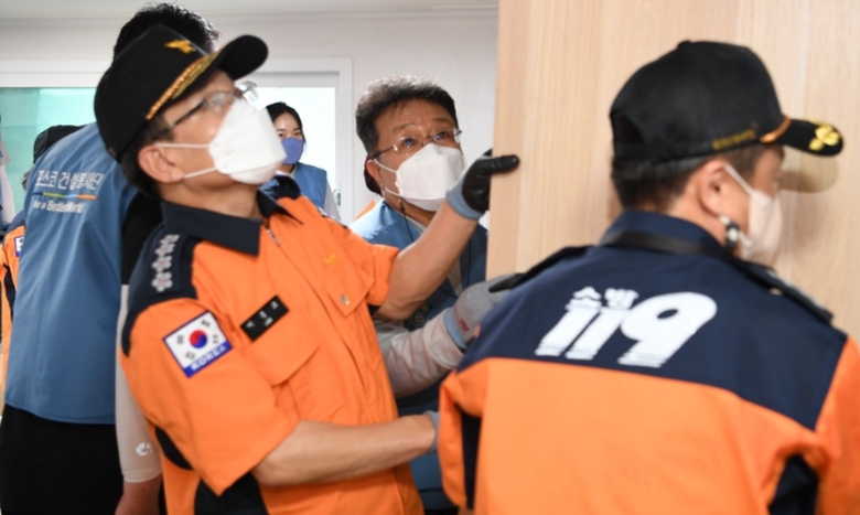 포스코건설과 소방청이 홀몸어르신 세대에 화재예방과 에너지 효율을 높일 수 있도록 집수리를 하고 있는 모습. 사진ㅣ포스코건설