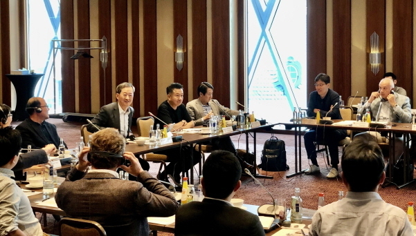 독일 프랑크푸르트에서 열린 CJ제일제당 유럽 중장기 성장 전략 회의에서 최은석 대표이사를 비롯한 주요 경영진들이 의견을 나누고 있다. 사진|CJ제일제당