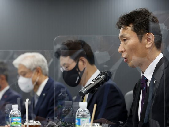 이복현 금융감독원장(오른쪽)이 5일 오전 서울 중구 여신금융협회에서 열린 여신전문금융사 최고경영자 간담회에서 발언하고 있다. 사진ㅣ연합뉴스