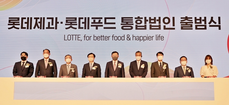 통합법인 출범식. (왼쪽부터) 박민규 직원대표, 김도영 노조위원장(제과), 이동규 사외이사, 이영구 롯데제과 대표이사, 신동빈 롯데그룹 회장, 다마츠카 겐이치 롯데홀딩스 대표이사, 이진성 롯데제과 사업대표, 김일배 노조위원장(푸드), 배연수 직원대표. 사진ㅣ롯데제과