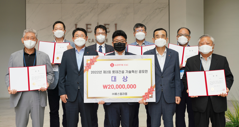 ‘제2회 롯데건설 기술혁신 공모전’서 대상을 수상한 정상수 베스텔라랩 대표(앞줄 가운데)를 비롯한 수상자들과 김금용 기술연구원장(앞줄 오른쪽 두번째), 박은병 외주구매본부장(앞줄 왼쪽 두번째)이 시상식 이후 사진촬영에 임하고 있다. 사진ㅣ롯데건설