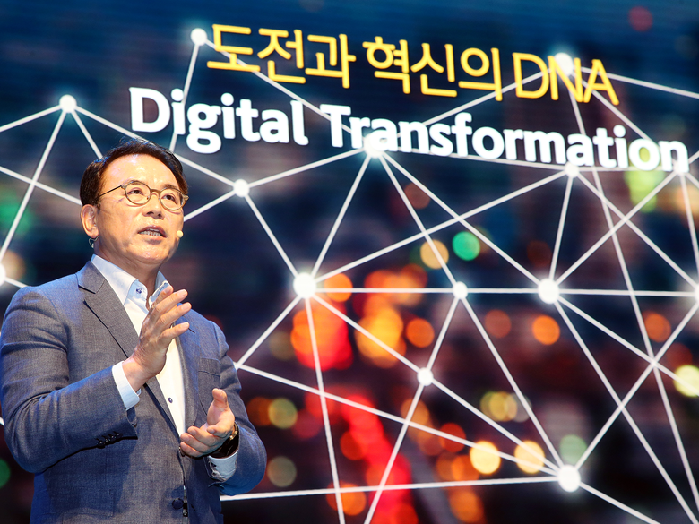 조용병 신한금융그룹 회장이 7일 오전 서울 중구 신한금융 본사에서 열린 ‘제2회 신한문화포럼’에서 신한문화의 발전 방향에 대해 발표하고 있다. 사진ㅣ신한금융지주