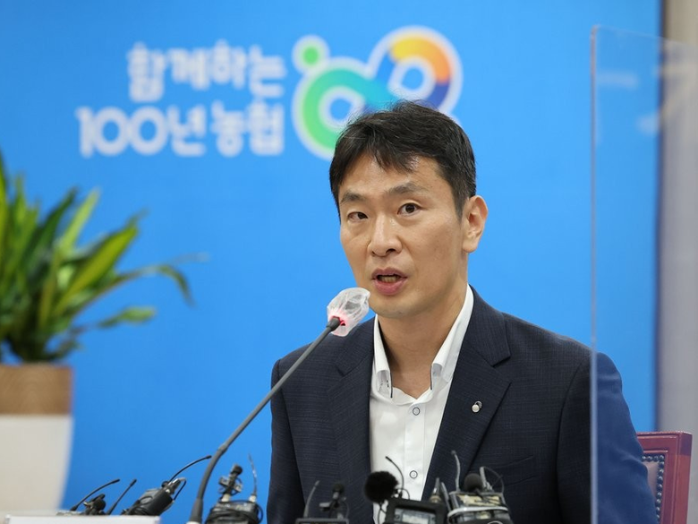 이복현 금융감독원장이 11일 오전 서울 서대문구 농협중앙회 본관에서 열린 중앙회 상호금융 대표 간담회에 참석해 인사말을 하고 있다. 사진ㅣ연합뉴스