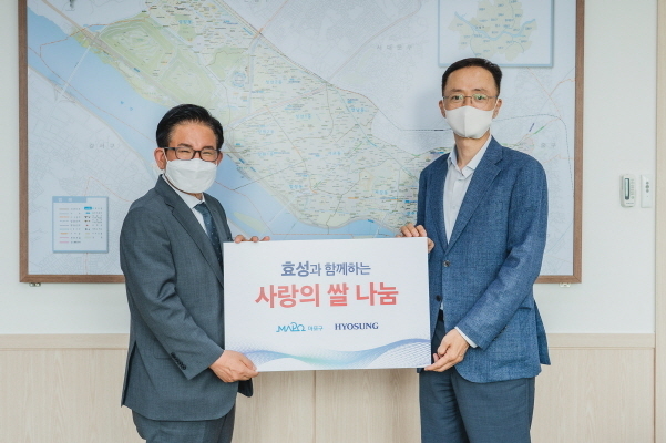왼쪽부터 박강수 마포구청장과 이정원 효성 커뮤니케이션실장. 사진|효성