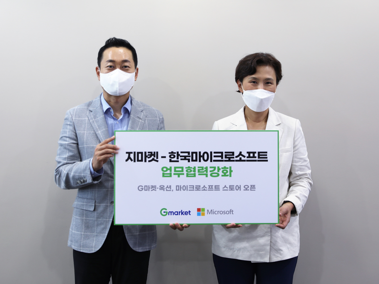 지난 26일 강남구 지마켓 본사에서 마이크로소프트 공식 스토어 오픈을 기념해 전항일 지마켓 대표(왼쪽)와 이지은 한국마이크로소프트 대표(오른쪽)가 기념촬영을 하는 모습. 사진ㅣ지마켓