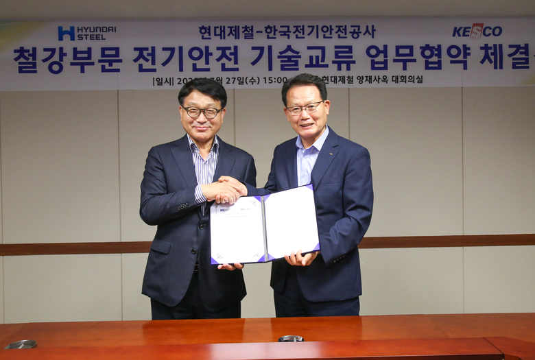 (사진 왼쪽부터)안동일 현대제철 사장과 박지현 한국전기안전공사 사장이 업무협약 이후 사진촬영에 임하고 있다. 사진ㅣ현대제철
