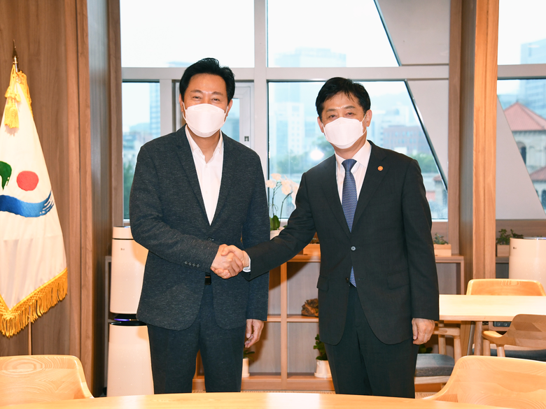 김주현 금융위원장(오른쪽)이 11일 오세훈 서울시장을 만나 '새출발기금' 관련 현안을 논의했다. 사진ㅣ금융위원회