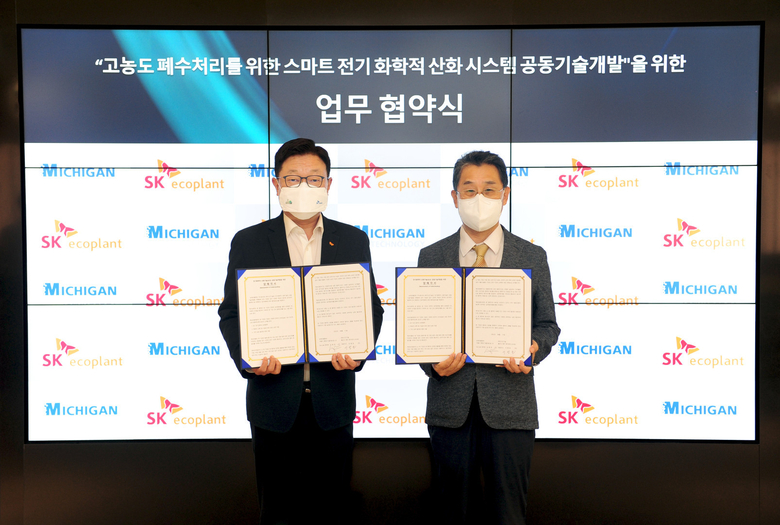 김병권 SK에코플랜트 에코랩센터 대표(사진 왼쪽)와 이병호 미시간기술 대표(사진 오른쪽)가 ‘고농도 폐수처리를 위한 스마트 전기화학적 산화시스템 공동개발’을 위한 업무협약을 체결한 후 사진촬영에 임하고 있다. 사진ㅣSK에코플랜트
