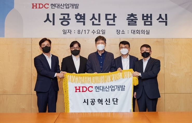 (사진 왼쪽부터)정익희 CSO, 최익훈 대표이사, 박홍근 시공혁신단 단장, 박호종 시공혁신단 부단장, 조태제 건설본부장이 시공혁신단 출범식 이후 사진촬영에 임하고 있다. 사진ㅣHDC현대산업개발