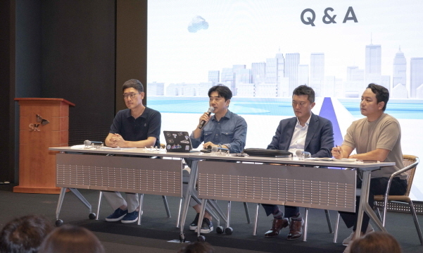 22일 서울 중구 을지로 SKT타워 4층 수펙스홀에서 열린 티맵모빌리티 기자간담회에서 이재환(왼쪽부터) 성장전략 담당, 이종호 대표, 송재승 SK스퀘어 MD, 양성우 CBO가 기자들의 질문에 답하고 있다. 사진|티맵모빌리티