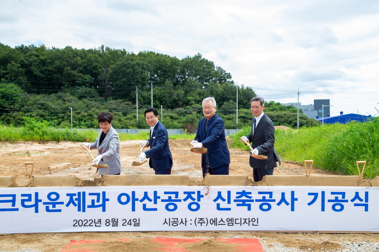 (오른쪽부터)윤석빈 크라운제과 대표이사, 윤영달 크라운해태제과 회장, 박경귀 아산 시장, 김희영 아산시의회 의장이 24일 크라운제과 아산신공장 기공식에서 시삽 하는 모습. 사진ㅣ크라운제과