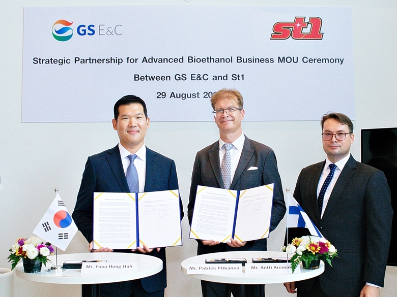 허윤홍 GS건설 신사업부문 대표(사진 왼쪽)와 패트릭 피트카넨 St1 Renewable Energy (Thailand) Ltd 대표(사진 가운데), 안티 아로마키 St1 공동대표(사진 오른쪽)가 사진촬영에 임하고 있다. 사진ㅣGS건설