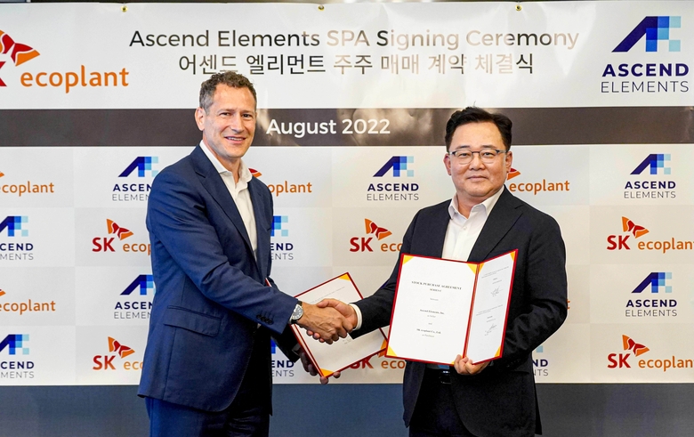박경일 SK에코플랜트 사장(사진 오른쪽) 마이클 오크론리 어센드 엘리먼츠 CEO(사진 왼쪽)가 주식매매계약 체결 이후 사진촬영에 임하고 있다. 사진ㅣSK에코플랜트