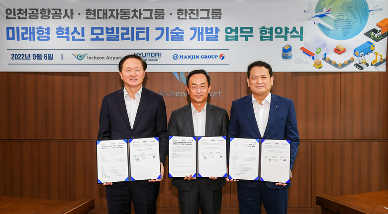 (사진 왼쪽부터) 우기홍 대한항공 대표이사, 김걸 현대차그룹 기획조정실장, 김경욱 인천공항공사 사장이 업무협약 후 사진촬영에 임하고 있다. 사진ㅣ현대자동차그룹