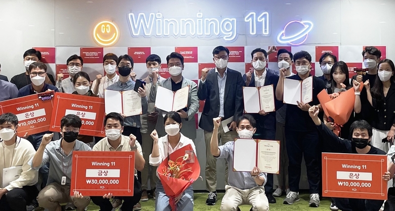 지난 20일 서울 중구 11번가 사옥에서 열린 '위닝 일레븐' 시상식에서 수상팀이 기념사진을 찍고 있는 모습. 사진ㅣ11번가
