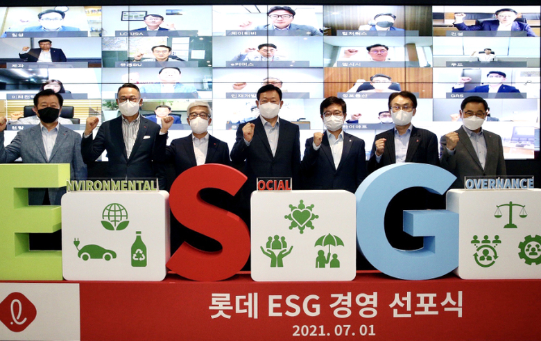 지난해 7월 롯데 ESG 경영 선포식에 참석한 신동빈 롯데그룹 회장(가운데)의 모습. 사진ㅣ롯데지주