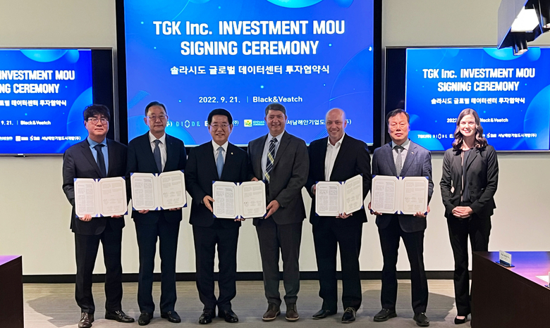 김영록 전라남도지사(왼쪽 세번쨰)와 채정섭 서남해안기업도시개발 대표(오른쪽 두번째)를 비롯한 각 사 관계자들이 협약 이후 사진촬영에 임하고 있다. 사진ㅣ보성그룹