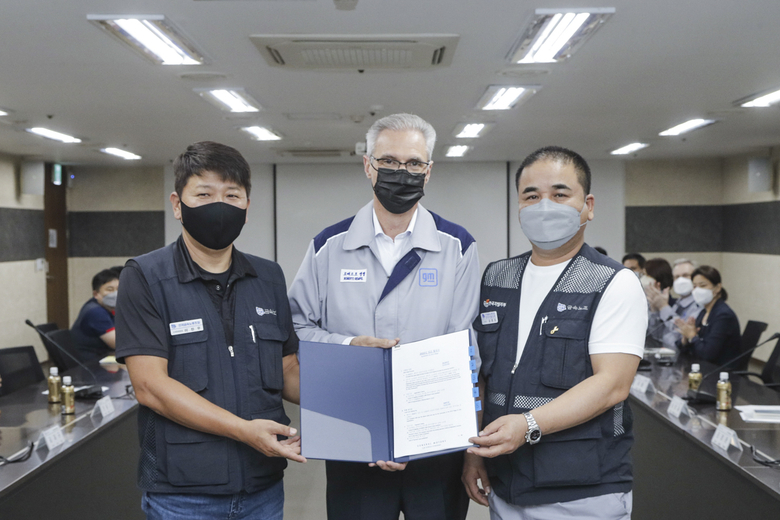 (사진 왼쪽부터) 이찬우 금속노조 수석부위원장, 로베르토 렘펠 한국지엠 사장, 김준오 금속노조 한국지엠지부 지부장이 조인식 이후 사진촬영에 임하고 있다. 사진ㅣ한국지엠