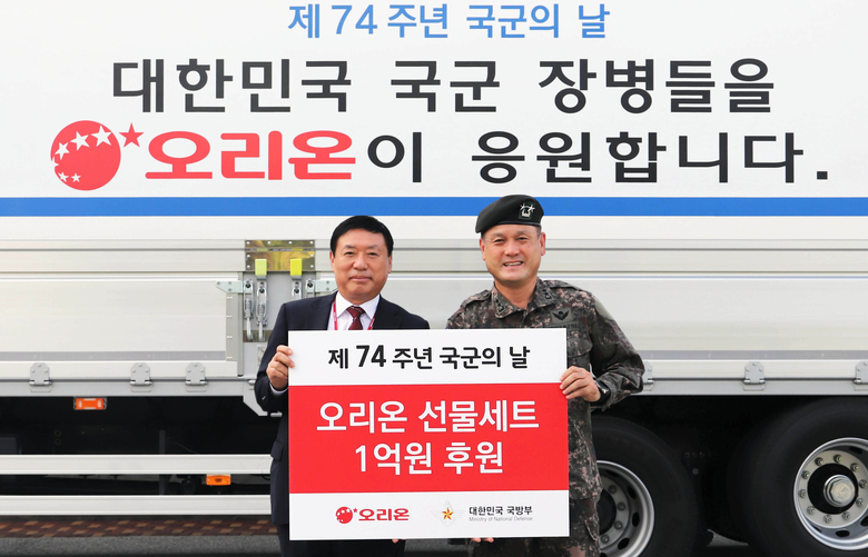 제74주년 국군의 날 후원 물품 전달식에 참석한 이승준 오리온 대표이사(왼쪽), 손식 국군의 날 행사기획단장(오른쪽). 사진ㅣ오리온