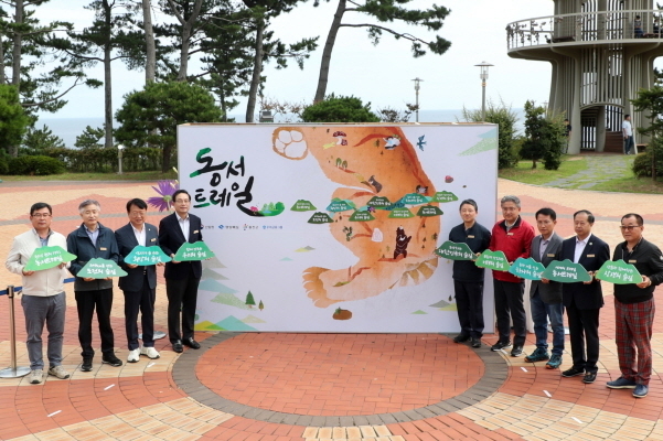 손태승 우리금융그룹 회장(왼쪽 4번째), 남성현 산림청장(오른쪽 5번째), 강성조 경북도부지사(오른쪽 4번째), 손병복 울진군수(왼쪽 3번째) 등이 동서트레일 희망 메시지를 들고 기념촬영을 하고 있다. 사진|우리금융그룹