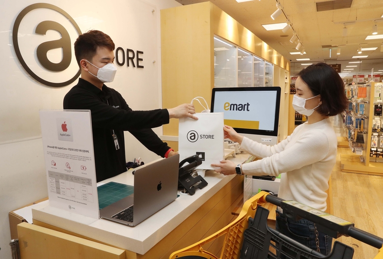 이마트 성수점 내 에이스토어에서 고객이 모바일 기기를 구매하는 모습. 사진ㅣ이마트