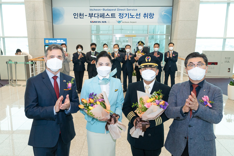 박요한 대한항공 한국지역본부장 (앞줄 오른쪽 첫번째)과 이슈트반 새르더헤이 주한 헝가리 대사 (앞줄 왼쪽 첫번째)가 운항·객실승무원과 사진촬영에 임하고 있다. 사진ㅣ대한항공