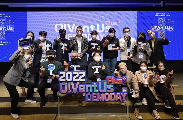 CJ와 창조경제혁신센터가 함께 하는 오벤터스플러스 데모데이에서 관계자들이 기념 사진을 찍는 모습. 사진ㅣCJ그룹