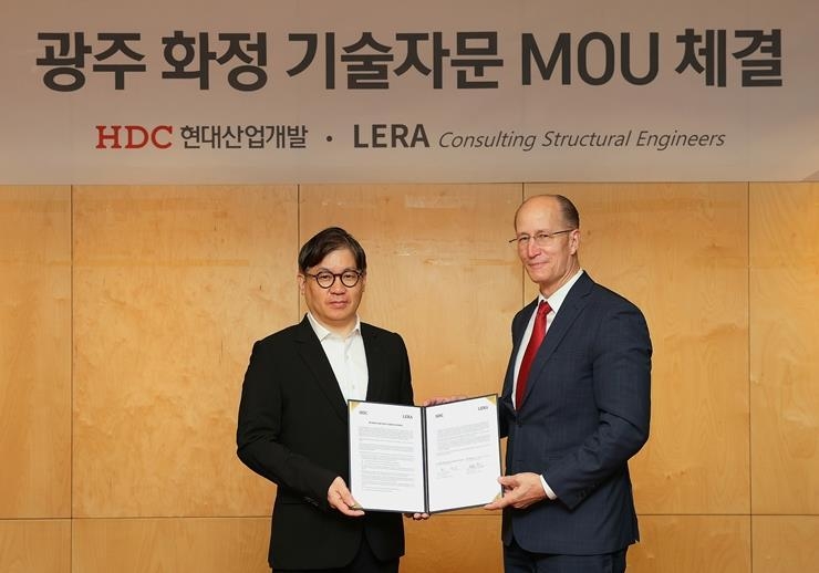 최익훈 HDC현대산업개발 대표이사(사진 왼쪽)와 LERA Partner인 William J. Faschan(사진 오른쪽)이 지난 14일 용산 HDC현대산업개발 사옥에서 화정 아이파크 리빌딩 기술 자문을 위한 양해각서를 체결한 이후 사진촬영에 임하고 있다. 사진ㅣHDC현대산업개발