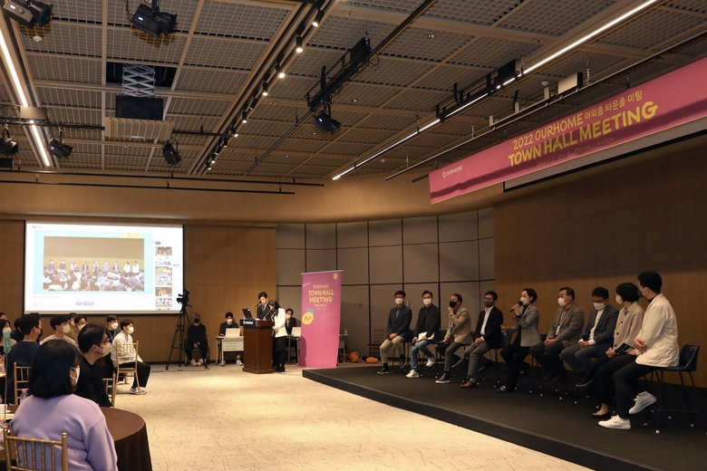 21일 아워홈 마곡 본사에서 열린 타운홀 미팅에서 구지은 부회장이 직원의 질문에 답변하는 모습. 사진ㅣ아워홈