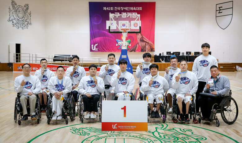 전국장애인체육대회 휠체어농구 우승팀인 코웨이 휠체어농구단 선수들과 관계자들이 기념 촬영을 하고 있는 모습. 사진ㅣ코웨이