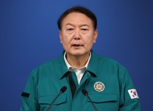  윤석열 대통령이 30일 오전 서울 용산 대통령실 청사 브리핑룸에서 '이태원 핼러윈 참사'와 관련 대국민 담화를 발표하고 있는 모습. 사진|연합뉴스