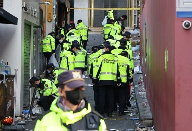 지난 30일 오전 대형 압사 사고가 발생한 용산구 이태원 참사 현장에서 경찰이 유류품 등을 수색 하고 있다. 사진|연합뉴스