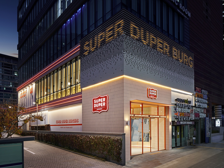 bhc그룹 ‘슈퍼두퍼 강남점’ 전경. 사진ㅣbhc그룹